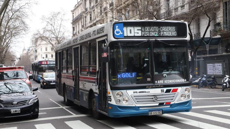 En la Argentina de Milei el boleto de colectivo sufrió subas de hasta el 600%. 