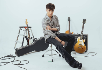 Emanuel, desarrolla su carrera solista para hacerse un lugar entre los artistas argentinos.
