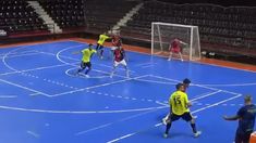 Un jugador de Newells mordió a otro de Rosario Central y desató la gresca. Un jugador de Newells mordió a otro de Rosario Central y desató la gresca.