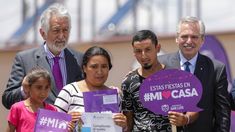 Alberto Fernández durante un acto de entrega de viviendas en Villa Mercedes, junto al gobernador de San Luis, Alberto Rodríguez Saá.