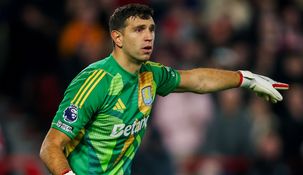 El Dibu Martínez tuvo una gran atajada para Aston Villa contra Nottingham Forest.
