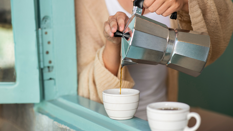 Tomar café solo por la mañana podría traer beneficios concretos para la salud cardiovascular.