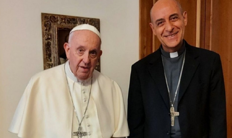 El papa Francisco en compañía del obispo de La Plata Víctor Manuel Fernández.