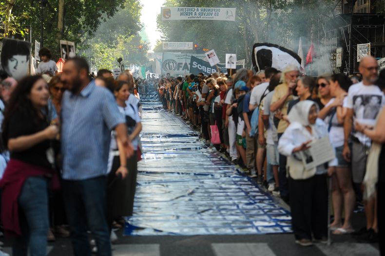 Una multitud copó Plaza de Mayo para conmemorar el Día de la Memoria&nbsp;