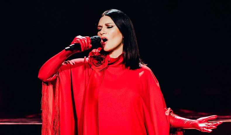 Laura Pausini se plantó frente al píblico VIP.