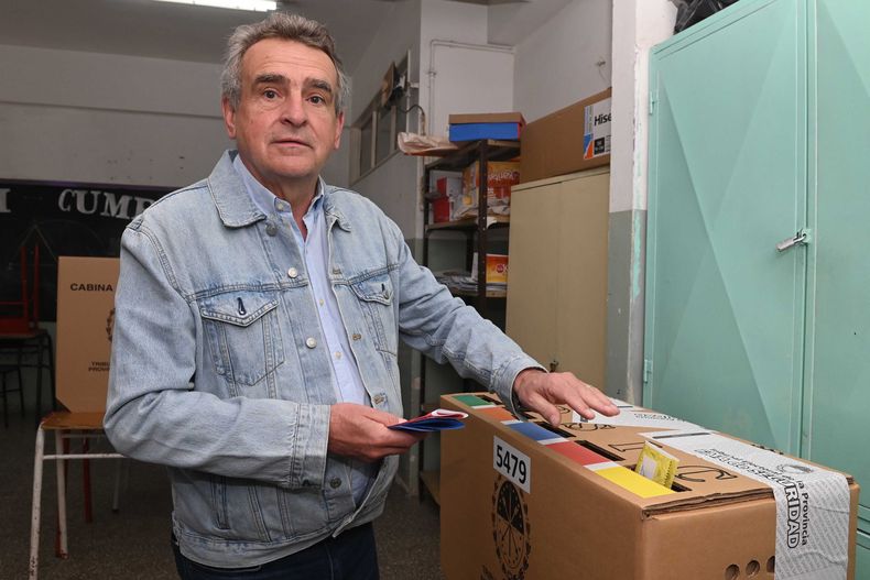 Agustín Rossi emitió su voto en Rosario en las elecciones generales de Santa Fe.