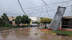 El temporal de lluvia, viento y granizo causó múltiples destrozos en la localidad bonaerense. El temporal de lluvia, viento y granizo causó múltiples destrozos en la localidad bonaerense.