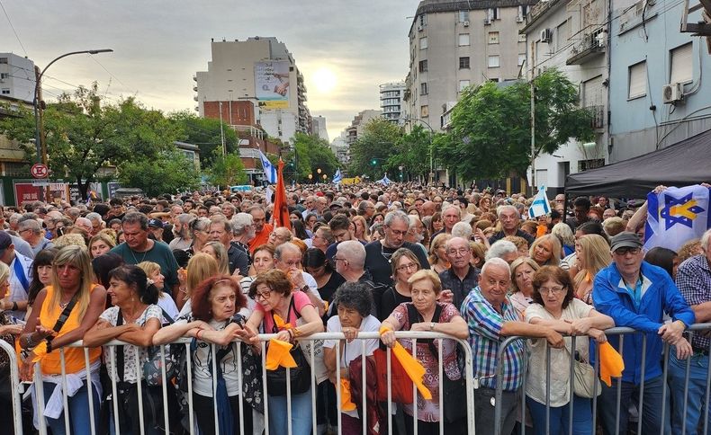 Masivo acto en Almagro para exigir la liberación de los rehenes de Hamás y en repudio al asesinato de la familia Bibas.