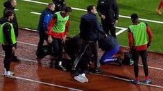 El momento que el entrenador se desplomó en pleno partido. El momento que el entrenador se desplomó en pleno partido.