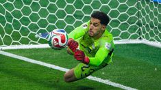 El arquero de Egipto le contuvo un penal a Lionel Messi.
