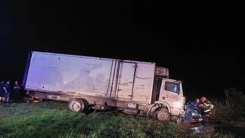 El choque entre un camión y un automóvil dejó un saldo de 7 muertos.&nbsp;