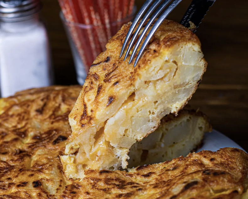 Una de las especialidades de la casa es la tortilla de papa.