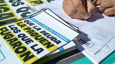 Militantes del Frente de Todos juntan firmas para que la deuda la paguen los que la fugaron