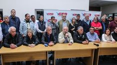 Los representantes gremiales dieron una conferencia de prensa. Los representantes gremiales dieron una conferencia de prensa.