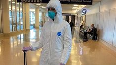 Naomi Campbell y su traje espacial anticoronavirus Naomi Campbell y su traje espacial anticoronavirus