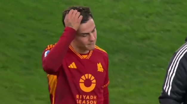La Joya se retiró de la cancha por una lesión.
