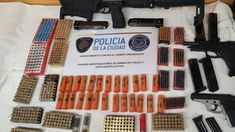 Flores: secuestraron armas y municiones a un hombre que provocó un accidente en Año Nuevo. Flores: secuestraron armas y municiones a un hombre que provocó un accidente en Año Nuevo.
