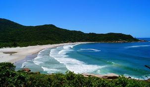 Praia dos Naufragados, en el sur de Florianópolis, es una playa tranquila y poco masificada, accesible solo por un sendero selvático de 40 a 60 minutos