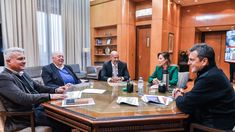 Massa junto a Flavia Royón y representantes de Aceitera General Deheza. Massa junto a Flavia Royón y representantes de Aceitera General Deheza.