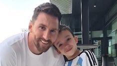 Messi junto al niño que lo visitó en Miami. Messi junto al niño que lo visitó en Miami.