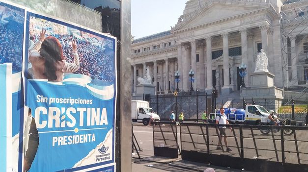 Afiches en favor de la candidatura de la vicepresidenta.