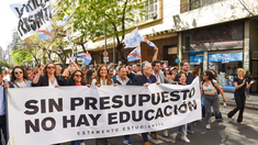 Ricardo Quintela junto a otros dirigentes políticos en la marcha universitaria en Buenos Aires.