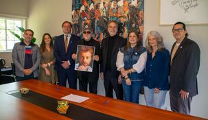 León Gieco, con miembros de la comunidad universitaria de la Universidad Nacional del Oeste.&nbsp; 