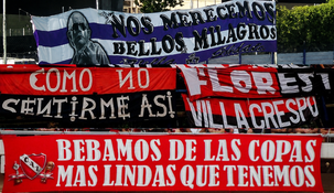 Algunas de las banderas que engalanan los estadios del fútbol argentino. Algunas de las banderas que engalanan los estadios del fútbol argentino.