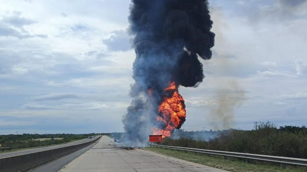 Trágico accidente en Entre Ríos: un chofer murió calcinado tras el choque de un camión cisterna