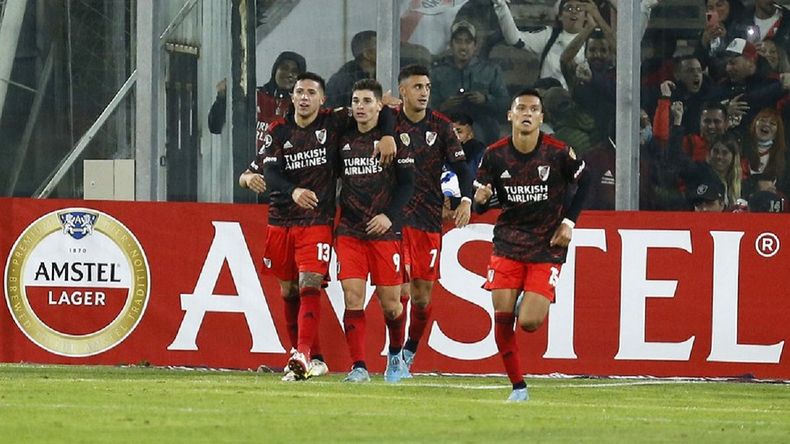 Los jugadores del Millonario celebran la victoria en Chile.
