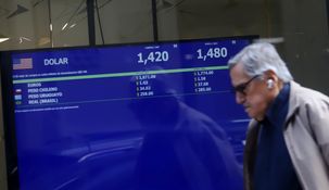 El dólar oficial se mueve cerca del techo de la banda de flotación dispuesta por el Gobierno. El dólar oficial se mueve cerca del techo de la banda de flotación dispuesta por el Gobierno.