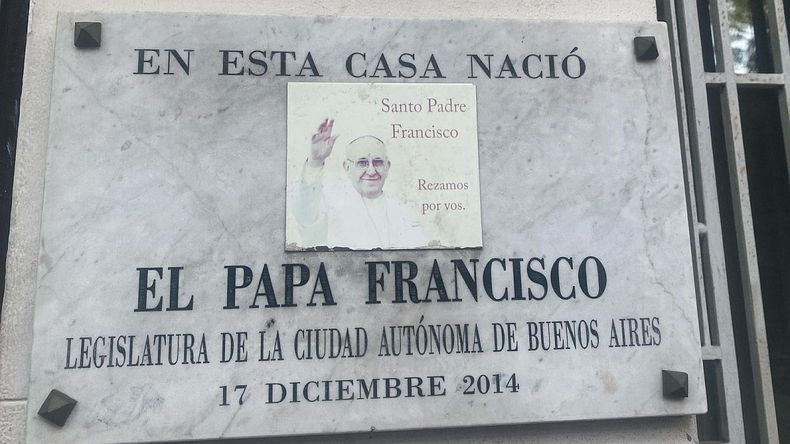 La placa en la fachada de la vivienda en Varela 268.