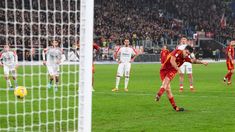 Paulo Dyabal convirtió de penal para Roma. Paulo Dyabal convirtió de penal para Roma.