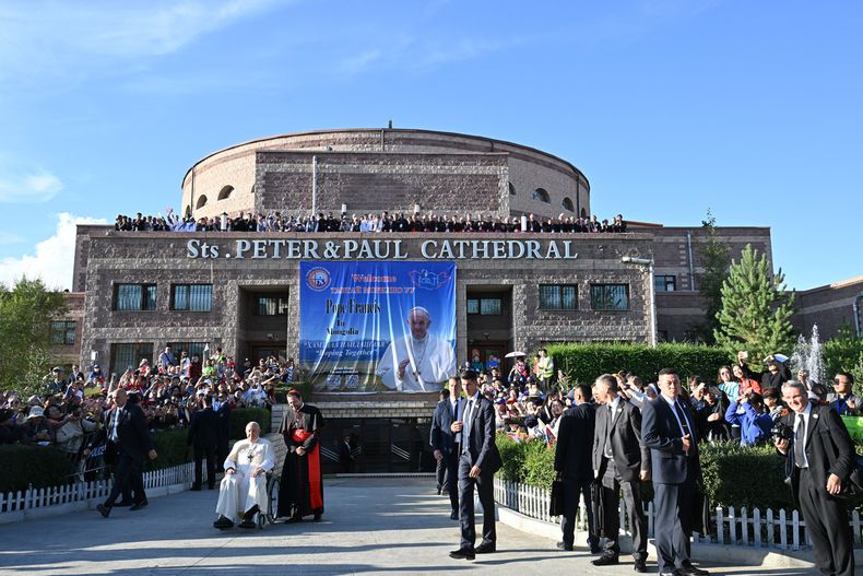 El papa Francisco visitó la Catedral de San Pedro y Pablo este sábado.