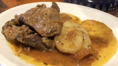 El bodegón de Buenos Aires en el que sirven la mejor carne al horno. El bodegón de Buenos Aires en el que sirven la mejor carne al horno.
