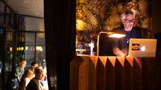 Cada tema que pasan está pensado especialmente por Bobby Flores. Cada tema que pasan está pensado especialmente por Bobby Flores.