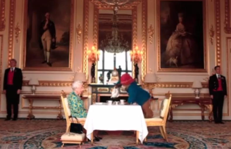 El te de Isabel II con el oso Paddington.