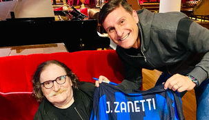 El rockero y el exfutbolista intercambiaron abrazos, regalos y autógrafos. El rockero y el exfutbolista intercambiaron abrazos, regalos y autógrafos.
