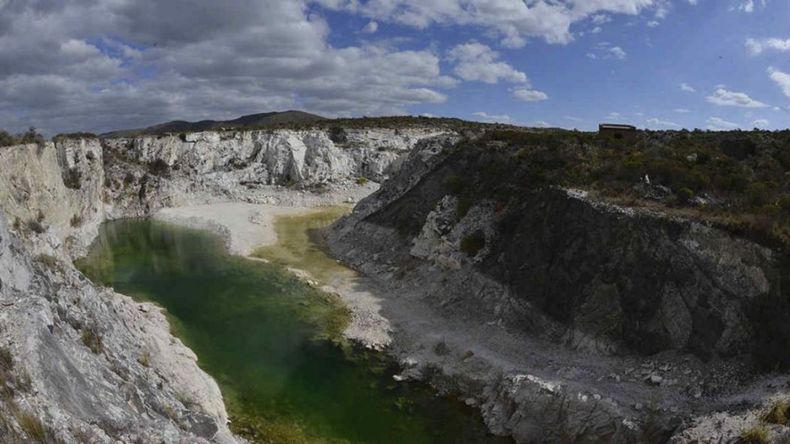 La ubicación de este lugar la convierte en un destino ideal para aquellos que buscan desconectarse de la rutina y sumergirse en la tranquilidad de la sierra. 