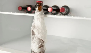 &nbsp;¿Envolver una botella en papel de cocina para enfriarla es mito o truco confirmado?.