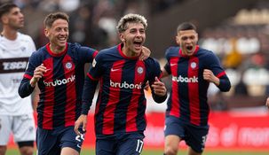 Tripicchio, Irala -autor del 2-1- y Báez festejan el triunfo ante Platense.
