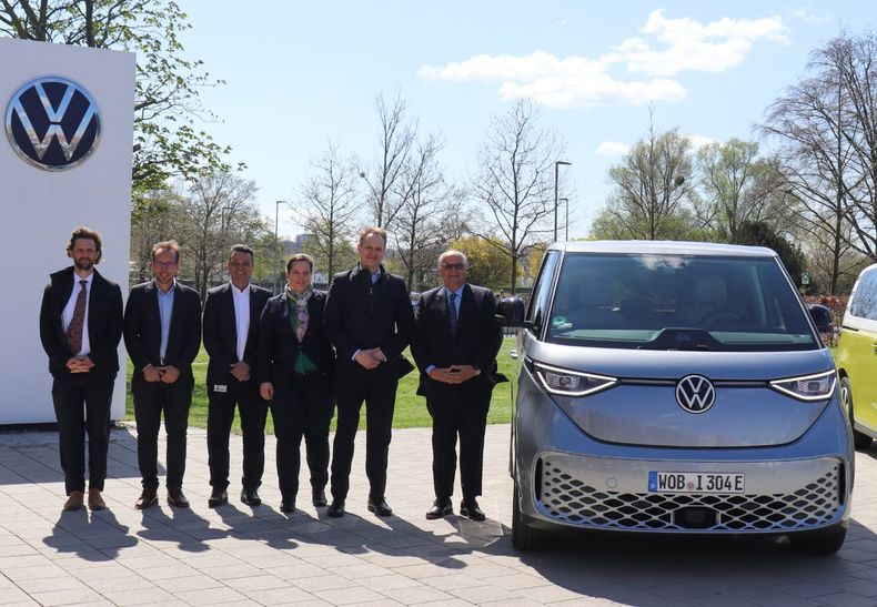 José de Mendiguren en Alemania junto al ID. Buzz - 100% eléctrico.
