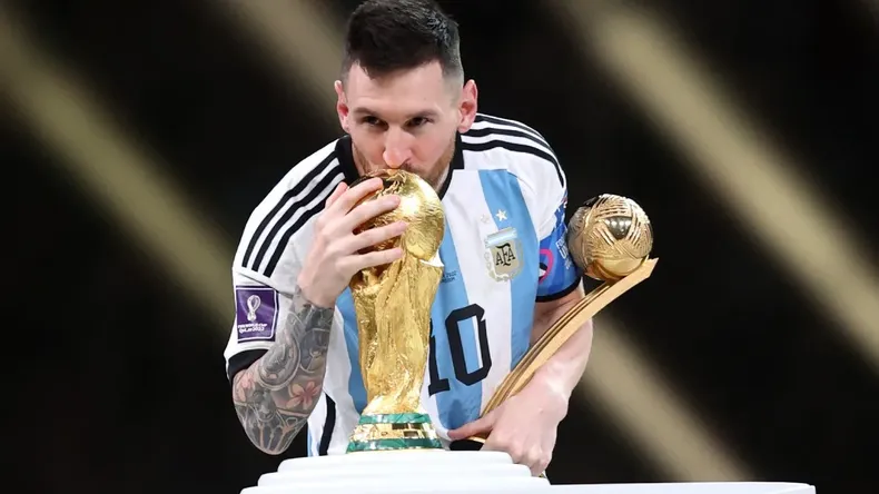 A pocas horas de ganar la final del mundial, Messi y sus abogados disputan el registro de una marca.