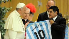 El papa Francisco recibió a Diego Maradona en el Partido de la Paz jugado en 2016.