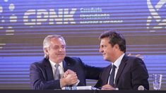 Alberto Fernández y Sergio Massa en el acto de firma de contratos.