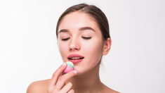 Su versatilidad permite combinarlo con maquillajes minimalistas o looks más elaborados. Su versatilidad permite combinarlo con maquillajes minimalistas o looks más elaborados.