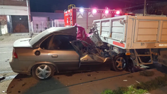 Murió un hombre tras chocar contra un camión estacionado en Neuquén.