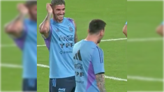 Messi y De Paul, relajados en la práctica a puertas abiertas de la Selección argentina. Messi y De Paul, relajados en la práctica a puertas abiertas de la Selección argentina.