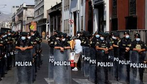 La Policía de Perú agredió a los manifestantes en las calles de Lima.