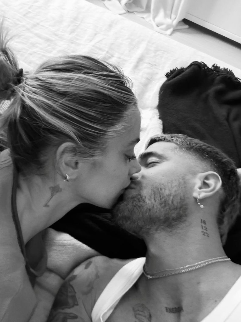 El beso que compartió Rodrigo de Paul en su álbum dedicado a Tini Stoessel por su cumpleaños. 